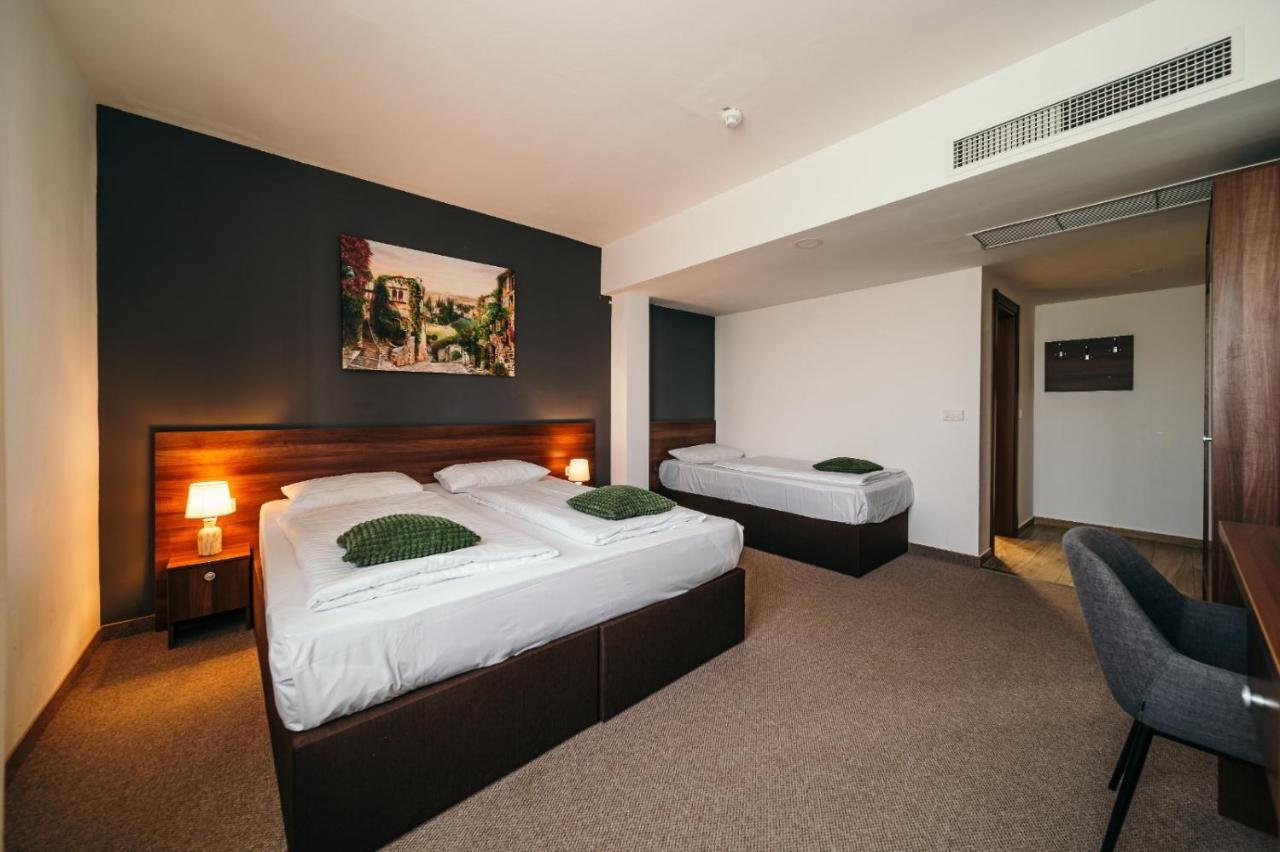 Hotel Rk Ghimbav ภายนอก รูปภาพ