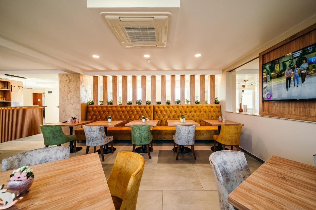Hotel Rk Ghimbav ภายนอก รูปภาพ