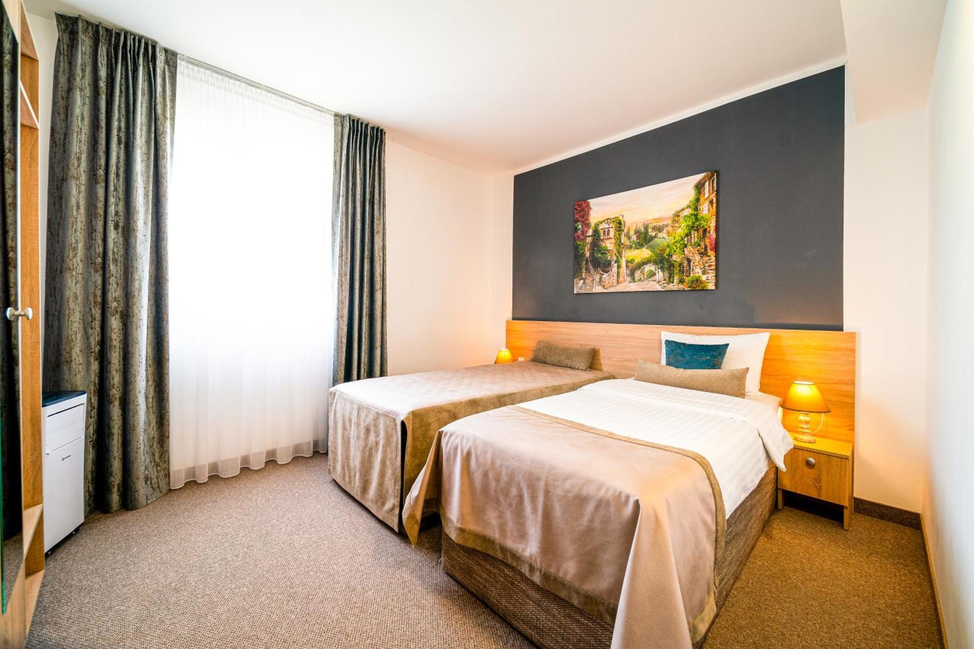 Hotel Rk Ghimbav ภายนอก รูปภาพ