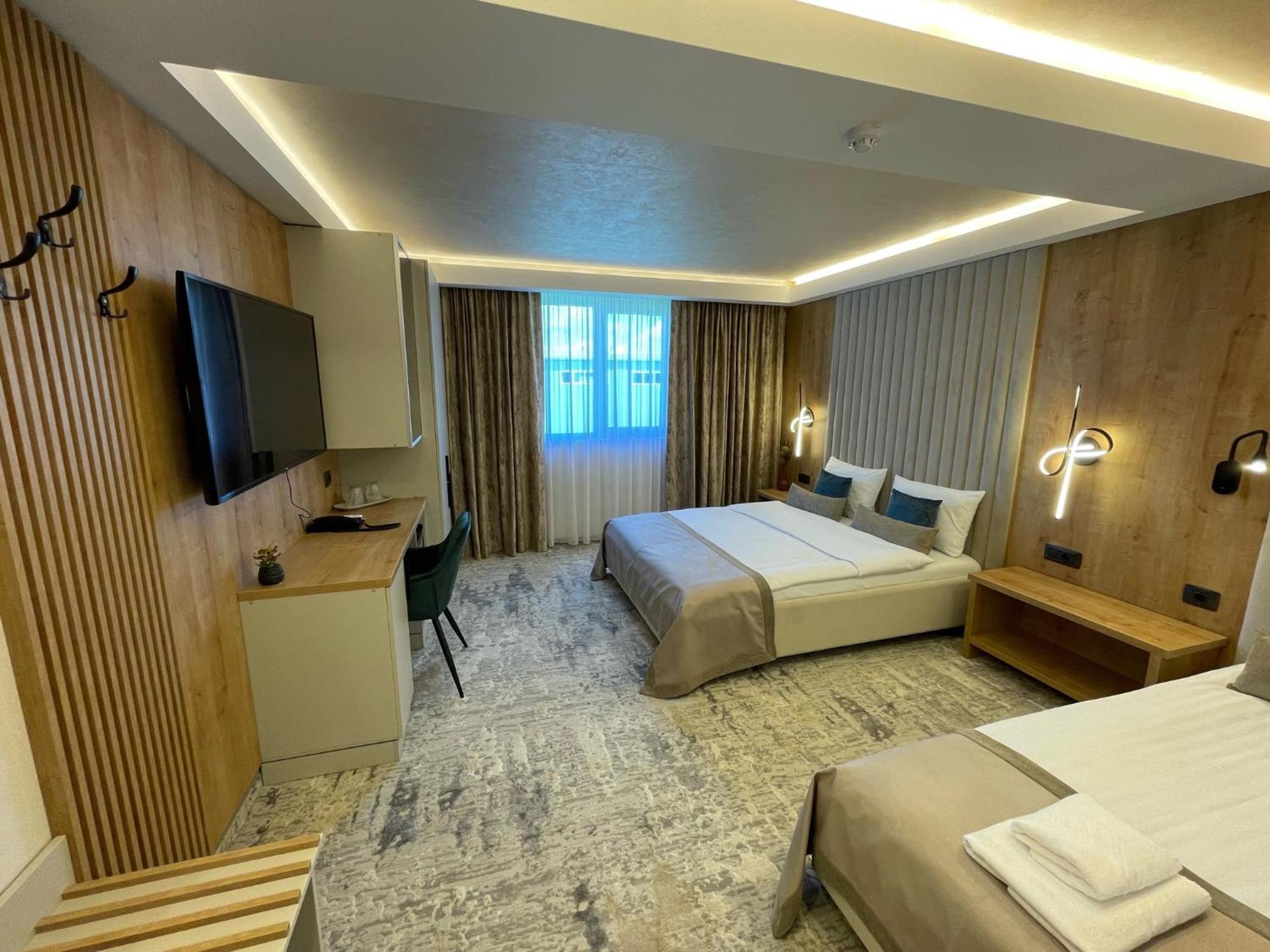 Hotel Rk Ghimbav ภายนอก รูปภาพ